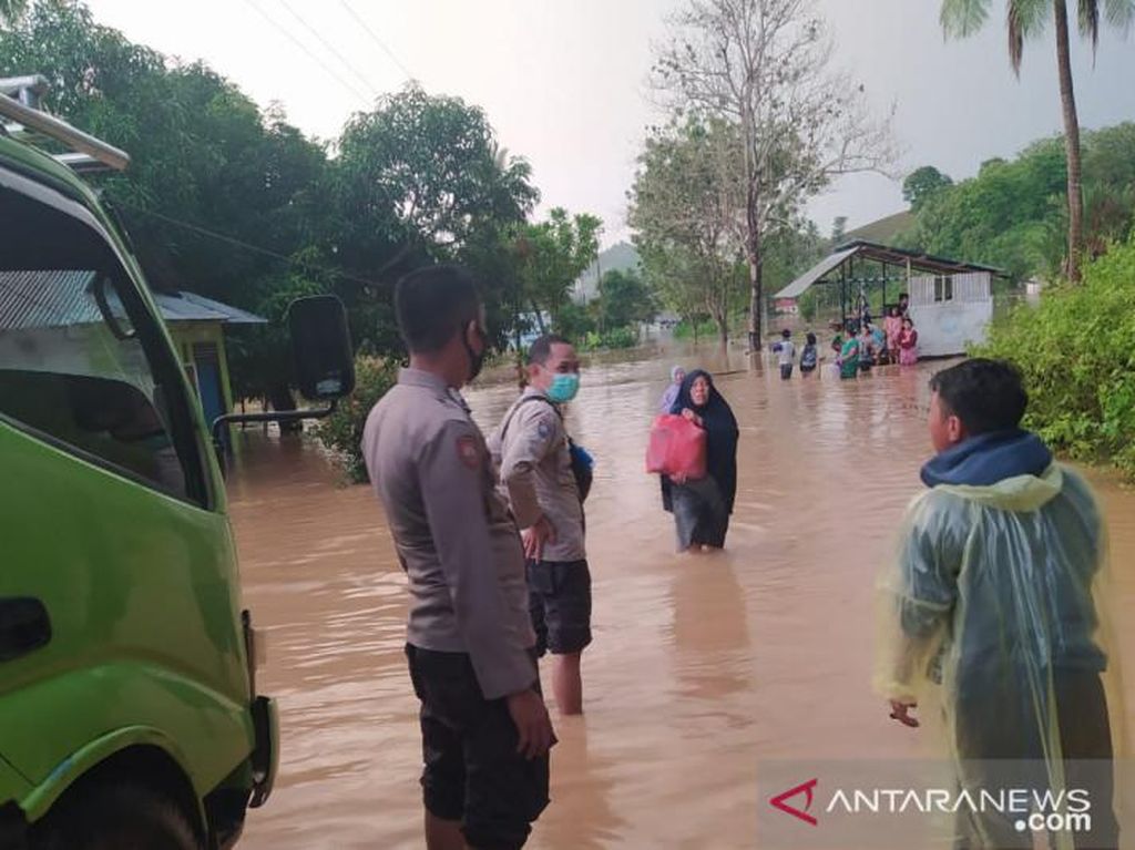 5 Desa di Gorontalo Terendam Banjir, Evakuasi Warga Terkendala Perahu 5 Desa di Gorontalo Terendam Banjir, Evakuasi Warga Terkendala Perahu
