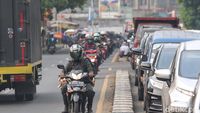 Aksi Pengendara Sepeda Motor Lawan Arah di Cinangka Depok