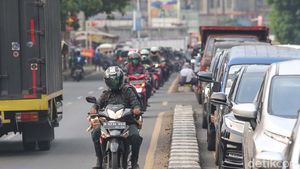 Aksi Pengendara Sepeda Motor Lawan Arah di Cinangka Depok