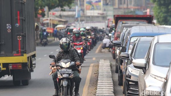 Aksi Pengendara Sepeda Motor Lawan Arah di Cinangka Depok