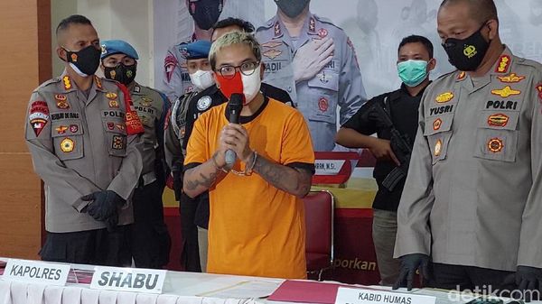 Potret Coki Pardede Berbaju Tahanan dan Diborgol