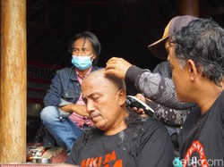 Bupati Jadi Tersangka KPK, Warga Banjarnegara Cukur Gundul