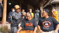 Aksi Cukur Gundul Pasca Bupati Banjarnegara Jadi Tersangka