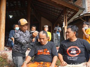 Aksi Cukur Gundul Pasca Bupati Banjarnegara Jadi Tersangka