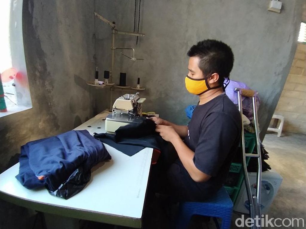 Curhatan Difabel Dayat, Panjahit Kaus Suvenir Terdampak Penutupan Borobudur