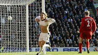 Forlan, yang berasal dari Uruguay seperti halnya Cavani, masih dinyanyikan namanya oleh fans MU saat melawan Liverpool berkat dua golnya di Anfield pada masa lalu. Foto: Getty Images/Gary M. Prior