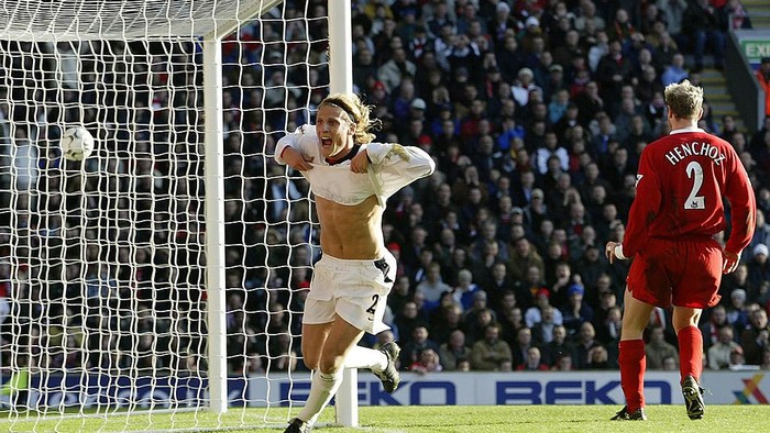 LIVERPOOL - DECEMBER 1:  Diego Forlan of Manchester United celebrates scoring the first goal of the match during the FA Barclaycard Premiership match between Liverpool and Manchester United held on December 1, 2002 at Anfield, in Liverpool, England. Manchester United won the match 2-1. (Photo by Gary M. Prior/Getty Images)