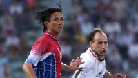 Bek kiri: Dusit Chalermsan (Thailand). 14 gol dari 96 laga. Foto: AFP/PORNCHAI KITTIWONGSAKUL