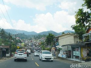 Potret Hari Kedua Penerapan Ganjil Genap di Puncak