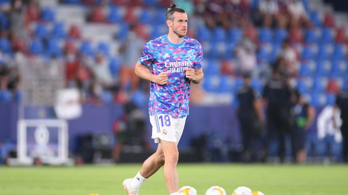 VALENCIA, SPAIN - AUGUST 22: Gareth Bale of Real Madrid warms up prior to the LaLiga Santander match between Levante UD and Real Madrid CF at Ciutat de Valencia Stadium on August 22, 2021 in Valencia, Spain . (Photo by Aitor Alcalde/Getty Images)