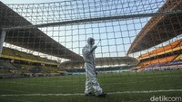 Disinfektan stadion oleh petugas.