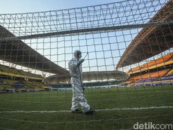 Disinfektan stadion oleh petugas.