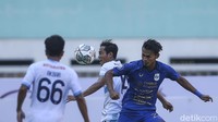 Perebutan bola atas.