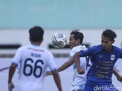 Perebutan bola atas.