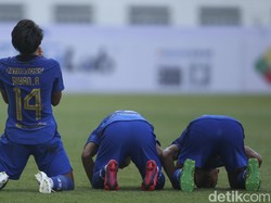 Sujud syukur usai memasukan gol.