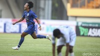 Laskar Mahesa Jenar mengambil inisiatif awal tampil menyerang sejak dimulainya laga. Fandi Eko Utomo, Bruno Silva, hingga Jonathan Cantillana berkali-kali mengancam pada 16 menit awal.