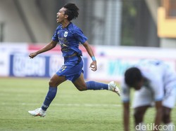 Laskar Mahesa Jenar mengambil inisiatif awal tampil menyerang sejak dimulainya laga. Fandi Eko Utomo, Bruno Silva, hingga Jonathan Cantillana berkali-kali mengancam pada 16 menit awal.