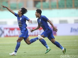 Sementara Persela baru bisa balik mengancam setelah laga berjalan 20 menit. Ibrahim Musa Kosepa, Andi Muladi, Muhammad Nasir melakukan percobaan-percobaan yang belum membuahkan hasil.