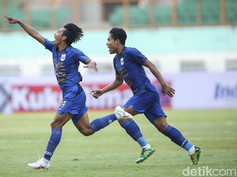 Pemain PSIS Riyan Ardiansyah melakukan selebrasi usai membobol gawang Persela di Stadion Wibawa Mukti, Cikarang, Sabtu (4/9/2021). Gol di perpanjangan waktu membawa PSIS pulang dengan tiga poin.