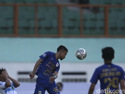Kedua tim terus berbalas serangan sampai akhir babak pertama. Tapi tak ada yang benar-benar mengancam gawang masing-masing lawan.