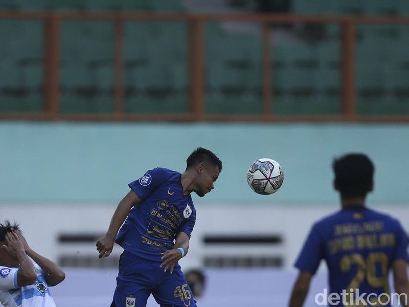 Pemain PSIS Riyan Ardiansyah melakukan selebrasi usai membobol gawang Persela di Stadion Wibawa Mukti, Cikarang, Sabtu (4/9/2021). Gol di perpanjangan waktu membawa PSIS pulang dengan tiga poin.