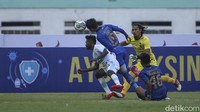 Kiper PSIS Jandia Eka Putra sempat dibuat berjibaku dengan menghalau peluang Zaenuri. Jandia mampu mematahkannya dan Persela cuma mendapat tendangan sudut pada menit ke-57.