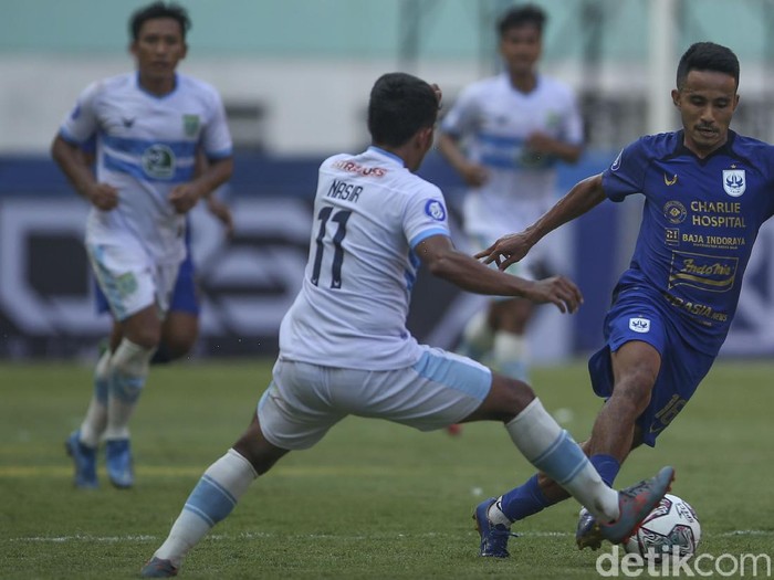 Pemain PSIS Riyan Ardiansyah melakukan selebrasi usai membobol gawang Persela di Stadion Wibawa Mukti, Cikarang, Sabtu (4/9/2021). Gol di perpanjangan waktu membawa PSIS pulang dengan tiga poin.