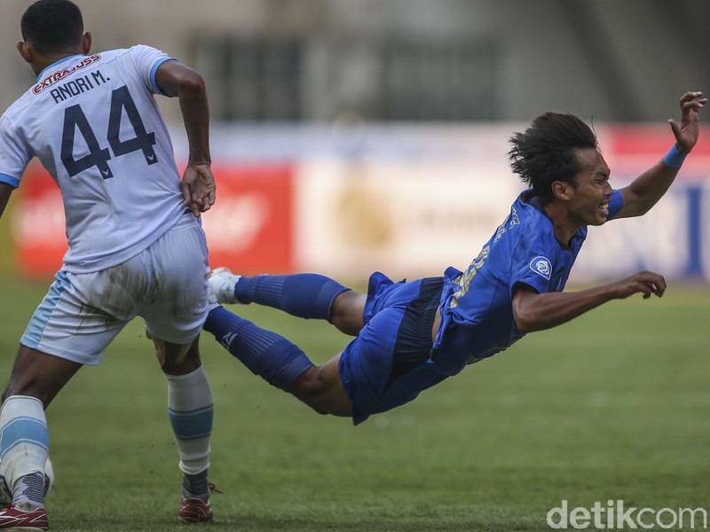 Pemain PSIS Riyan Ardiansyah melakukan selebrasi usai membobol gawang Persela di Stadion Wibawa Mukti, Cikarang, Sabtu (4/9/2021). Gol di perpanjangan waktu membawa PSIS pulang dengan tiga poin.