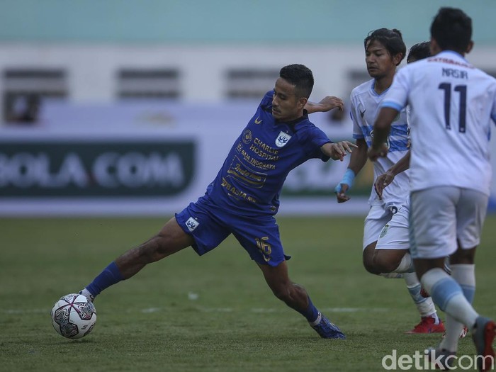 Pemain PSIS Riyan Ardiansyah melakukan selebrasi usai membobol gawang Persela di Stadion Wibawa Mukti, Cikarang, Sabtu (4/9/2021). Gol di perpanjangan waktu membawa PSIS pulang dengan tiga poin.