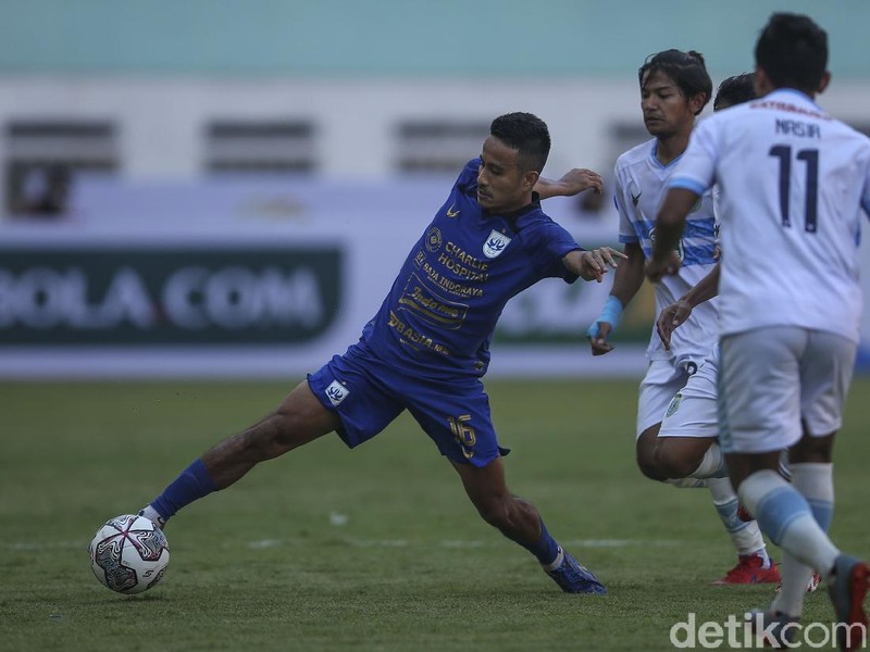 Pemain PSIS Riyan Ardiansyah melakukan selebrasi usai membobol gawang Persela di Stadion Wibawa Mukti, Cikarang, Sabtu (4/9/2021). Gol di perpanjangan waktu membawa PSIS pulang dengan tiga poin.