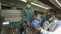 Hari Pelanggan Nasional, PT KAI Bagikan Souvenir