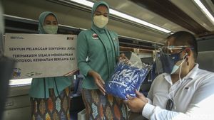 Hari Pelanggan Nasional, PT KAI Bagikan Souvenir
