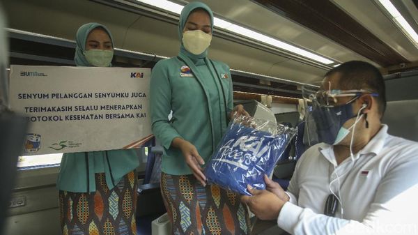 Hari Pelanggan Nasional, PT KAI Bagikan Souvenir