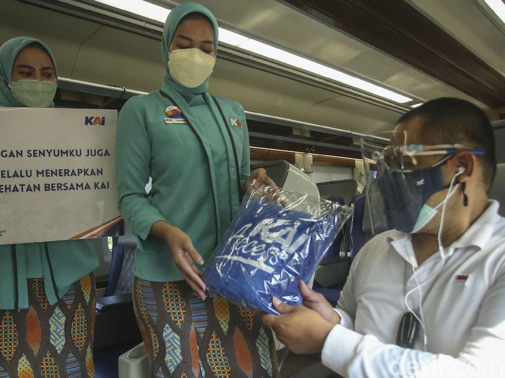 Hari Pelanggan Nasional, PT KAI Bagikan Souvenir Hari Pelanggan Nasional, PT KAI Bagikan Souvenir