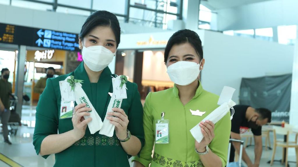 Awak Kabin Citilink Senyum dengan Seragam Baru Awak Kabin Citilink Senyum dengan Seragam Baru