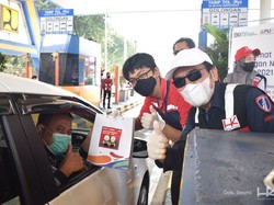 Pengguna Jalan Tol Dapat Uang Elektronik dan Merchandise Gratis