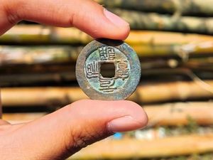 Ini Uang Kuno yang Ditemukan di Persawahan Lamongan