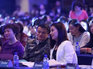 Foto Bareng Jack Ma dan Vicky Zhao yang Sama-sama Hilang