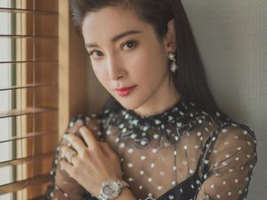 Li Bingbing Pakai Baju Mengekspos Belahan Dada, Disebut Menyesatkan