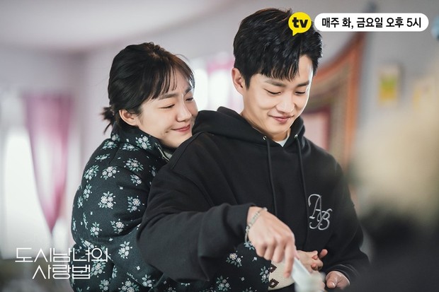 Libra sangat benci kesendirian, dan mereka akan clingy ata melekat dan membutuhkan pasangannya untuk selalu bersamanya.