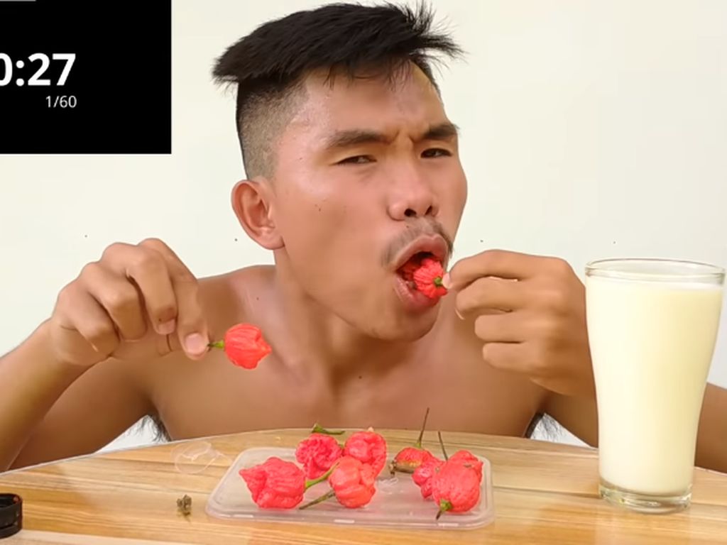 Gokil! 5 Orang Ini Berani Makan Cabe Carolina Reaper yang Super Pedas Gokil! 5 Orang Ini Berani Makan Cabe Carolina Reaper yang Super Pedas