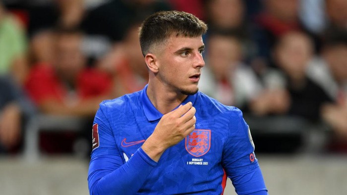 BUDAPEST, HUNGARY - SEPTEMBER 02: Mason Mount of England  looks on during the 2022 FIFA World Cup Qualifier match between Hungary and England at Stadium Puskas Ferenc on September 02, 2021 in Budapest, Hungary. (Photo by Michael Regan/Getty Images)