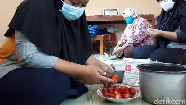 Pembuatan Kue Strawberry dari Kebun di Bantaran Kali Umbulharjo