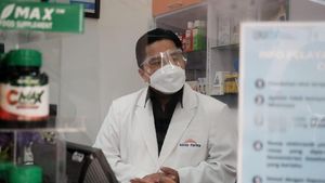 Sambil Jongkok, Erick Thohir Cek Stok Obat di Kimia Farma