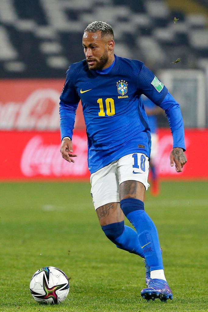 SANTIAGO, CHILE - SEPTEMBER 02: Neymar Jr. of Brazil controls the ball during a match between Chile and Brazil as part of South American Qualifiers for Qatar 2022 at Estadio Monumental David Arellano on September 02, 2021 in Santiago, Chile. (Photo by Claudio Reyes - Pool/Getty Images)