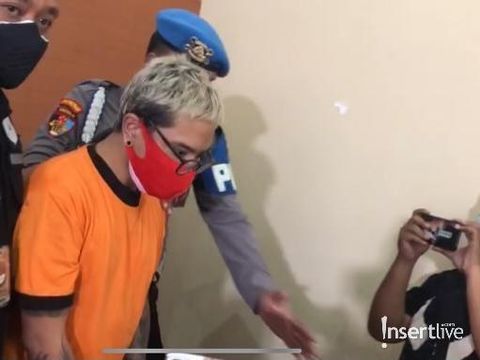 Coki Pardede sedang jadi sorotan karena terjerat kasus narkoba dan jadi tersangka. Ini penampakannya pakai baju tahanan!
