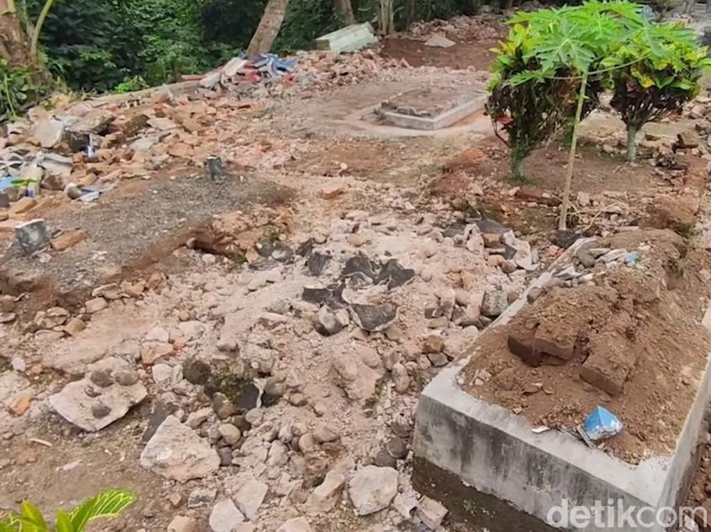 Perusakan Makam di Banyuwangi yang Ternyata Hanya Salah Paham Perusakan Makam di Banyuwangi yang Ternyata Hanya Salah Paham