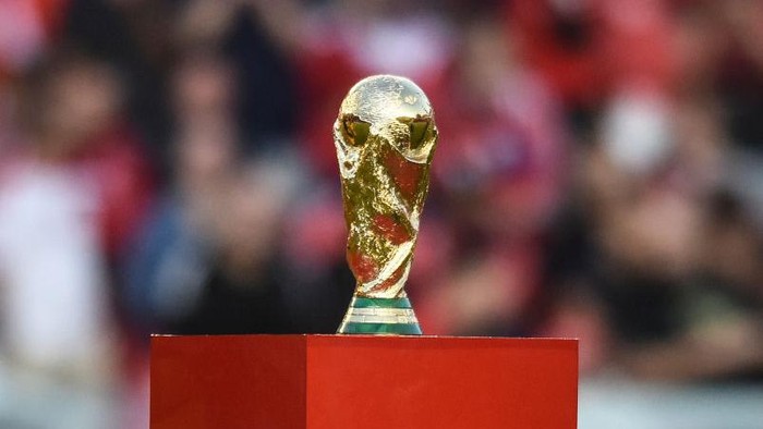BUENOS AIRES, ARGENTINA - FEBRUARY 22: Detail of FIFA World Cup Trophy replica before a match between Independiente and Gimnasia y Esgrima La Plata as part of Superliga 2019/20 at Estadio Libertadores de America on February 22, 2020 in Buenos Aires, Argentina. (Photo by Marcelo Endelli/Getty Images)