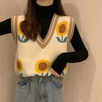 Ide Tampil Stylish Dengan Model Sweater Yang Sempat Viral Di TikTok ...