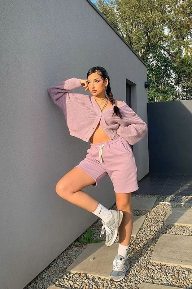 Pakaian olahraga yang bisa dipilih adalah sweat short.